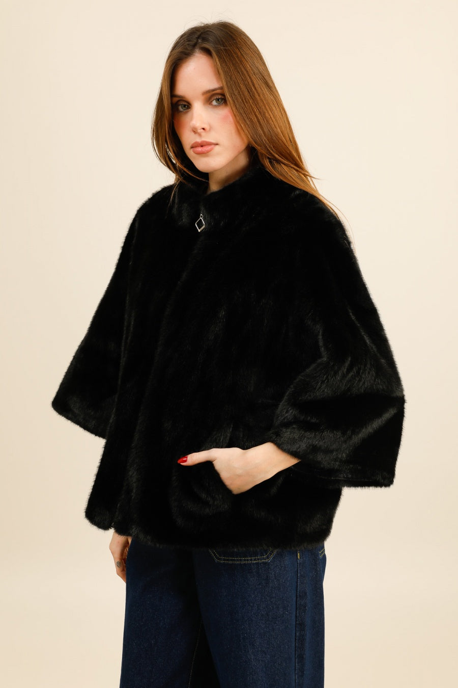 ARCTIC – Veste cape en fausse fourrure au col bijou