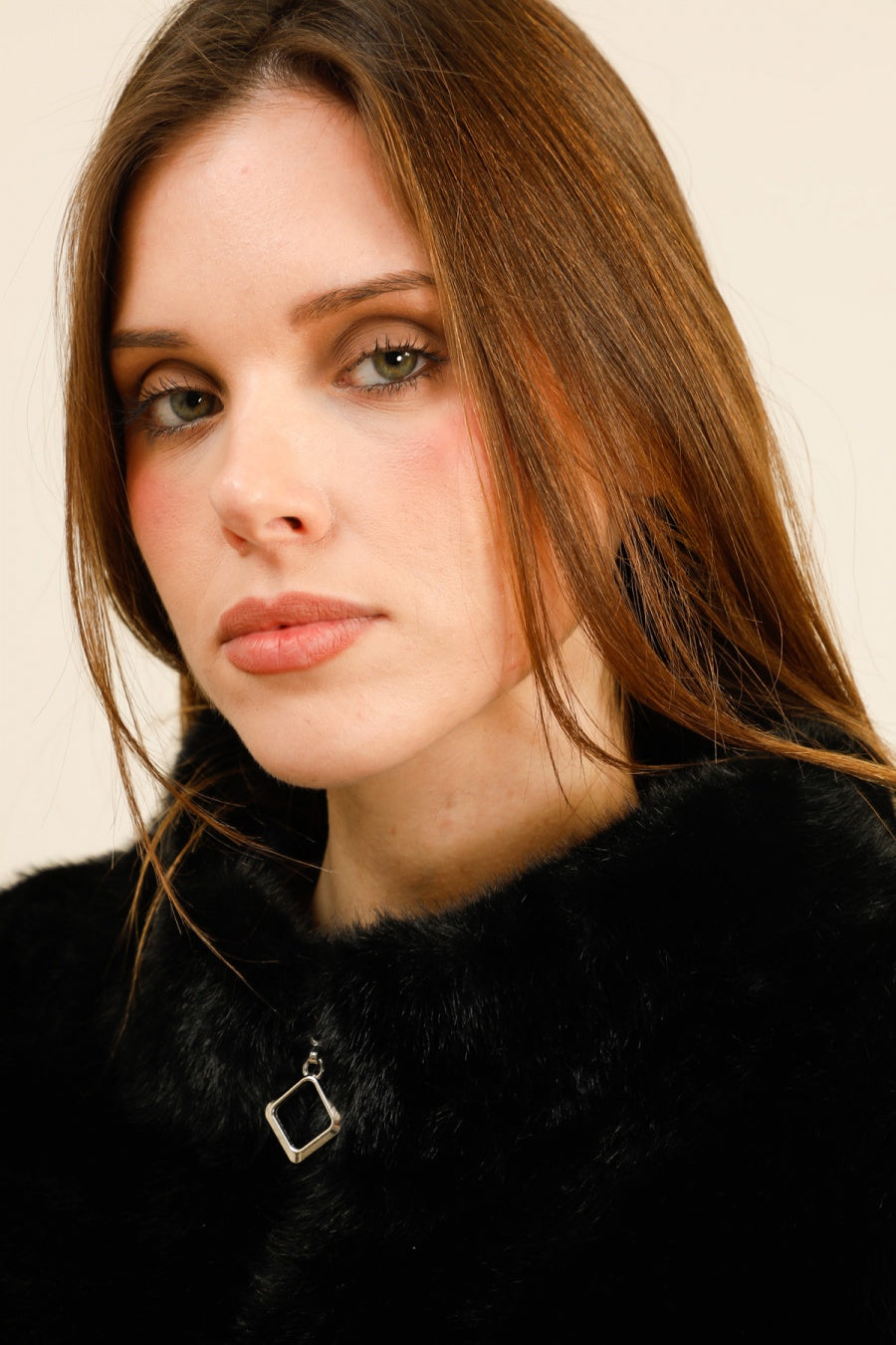 ARCTIC – Veste cape en fausse fourrure au col bijou