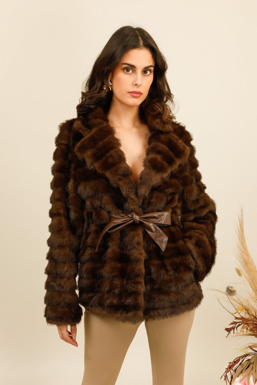 AMBER – Veste en fausse fourrure ceinturée à col enveloppant