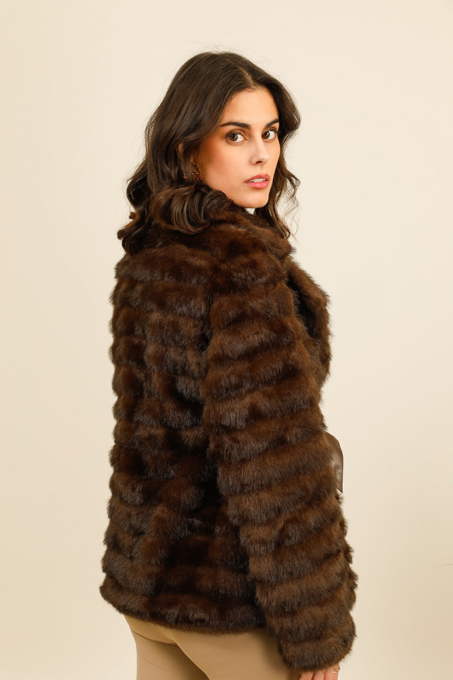 AMBER – Veste en fausse fourrure ceinturée à col enveloppant