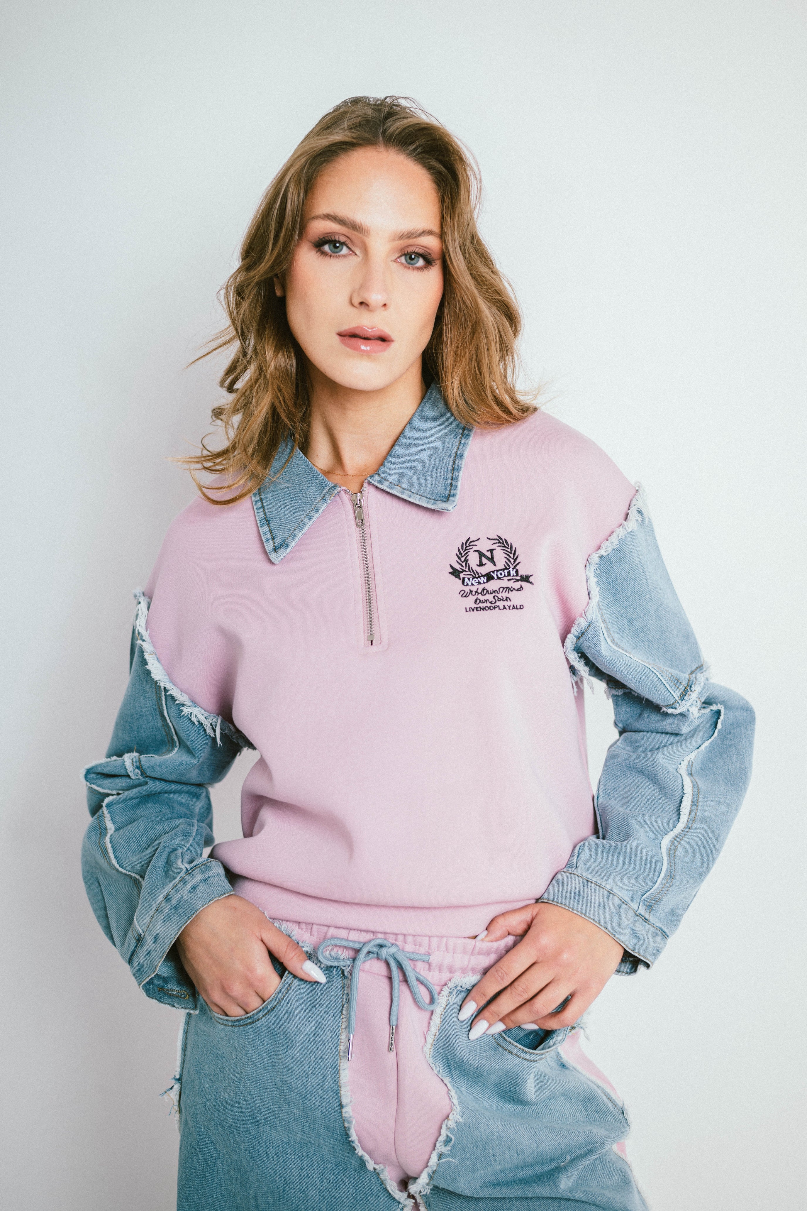 DENVER – Sweat bi-matière à col zippé et pantalon denim contrasté