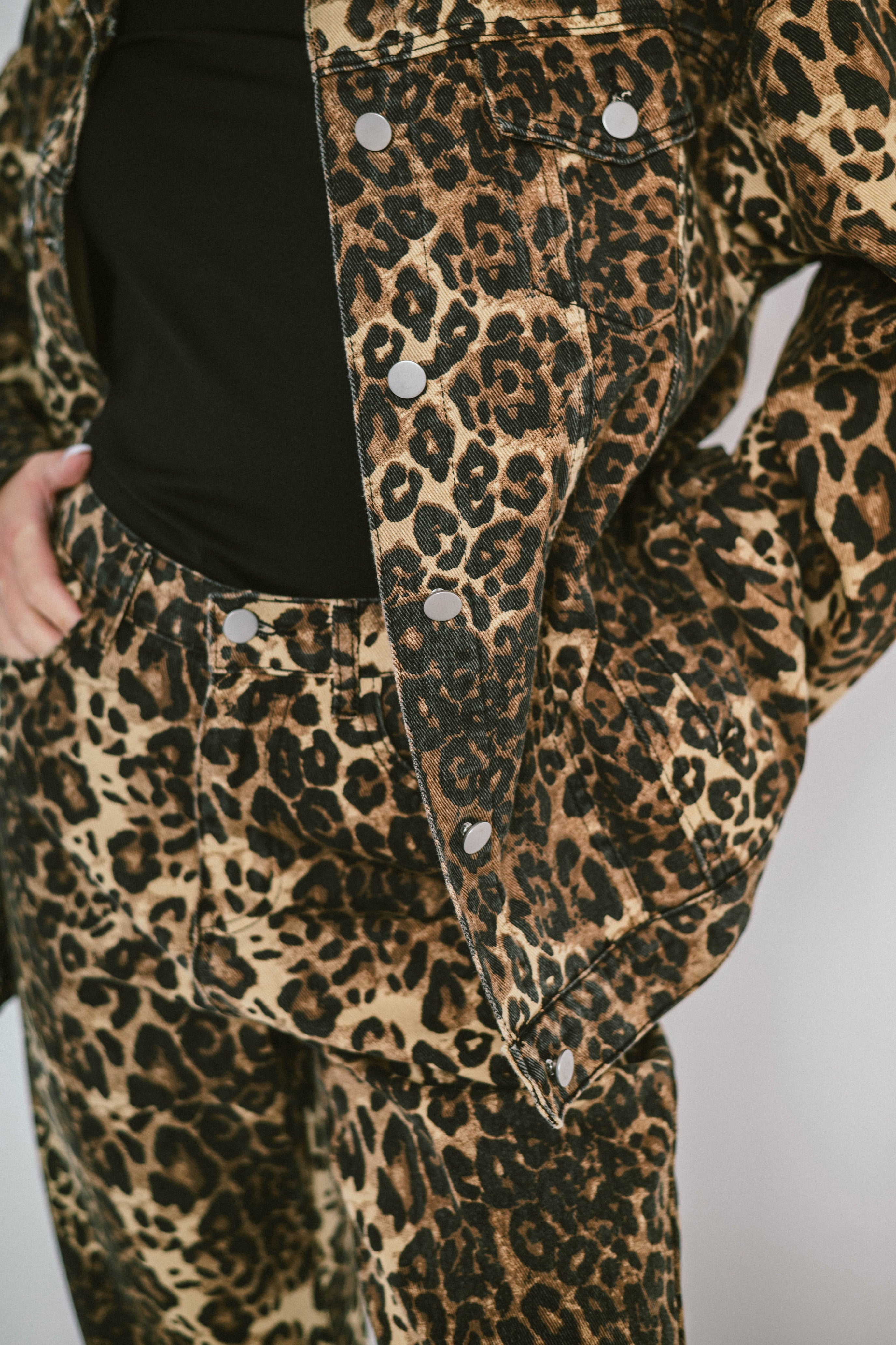 LEONA – Pantalon large en denim imprimé léopard