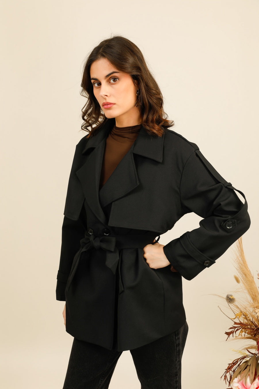 LYRA – Veste ceinturée à coupe structurée esprit trench