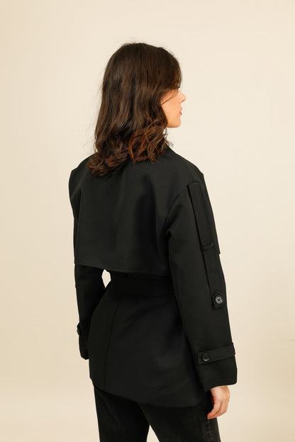 LYRA – Veste ceinturée à coupe structurée esprit trench