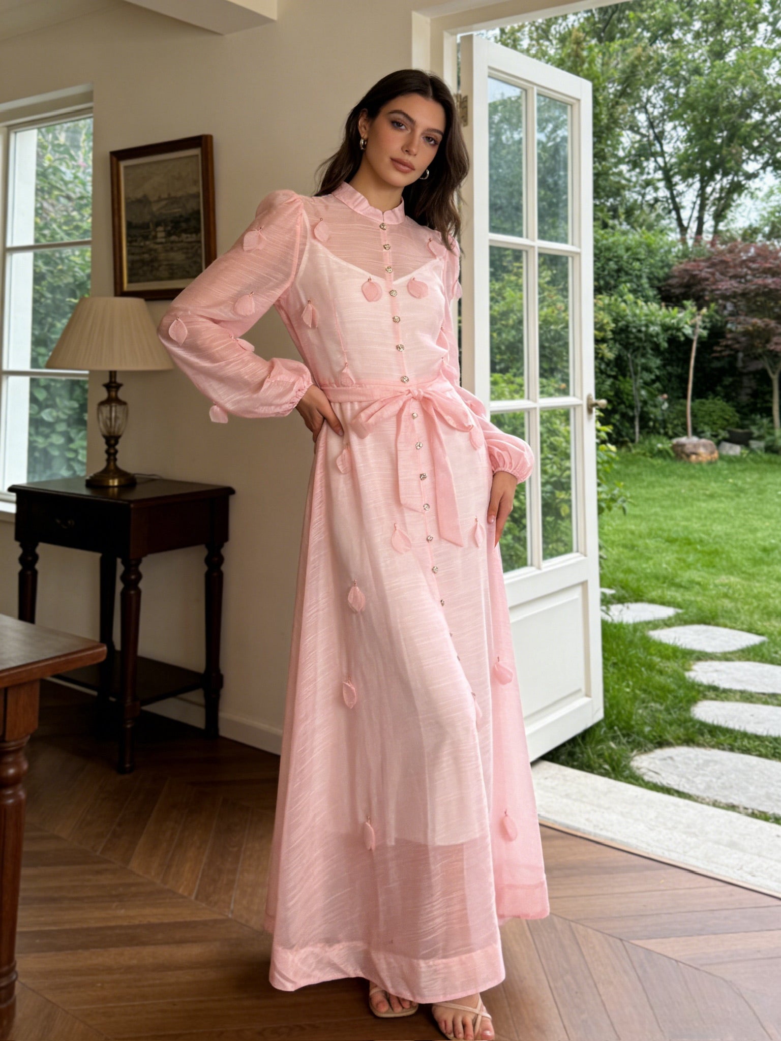 BLOOM – Robe Longue Fluide Ornée de Feuilles Appliquées