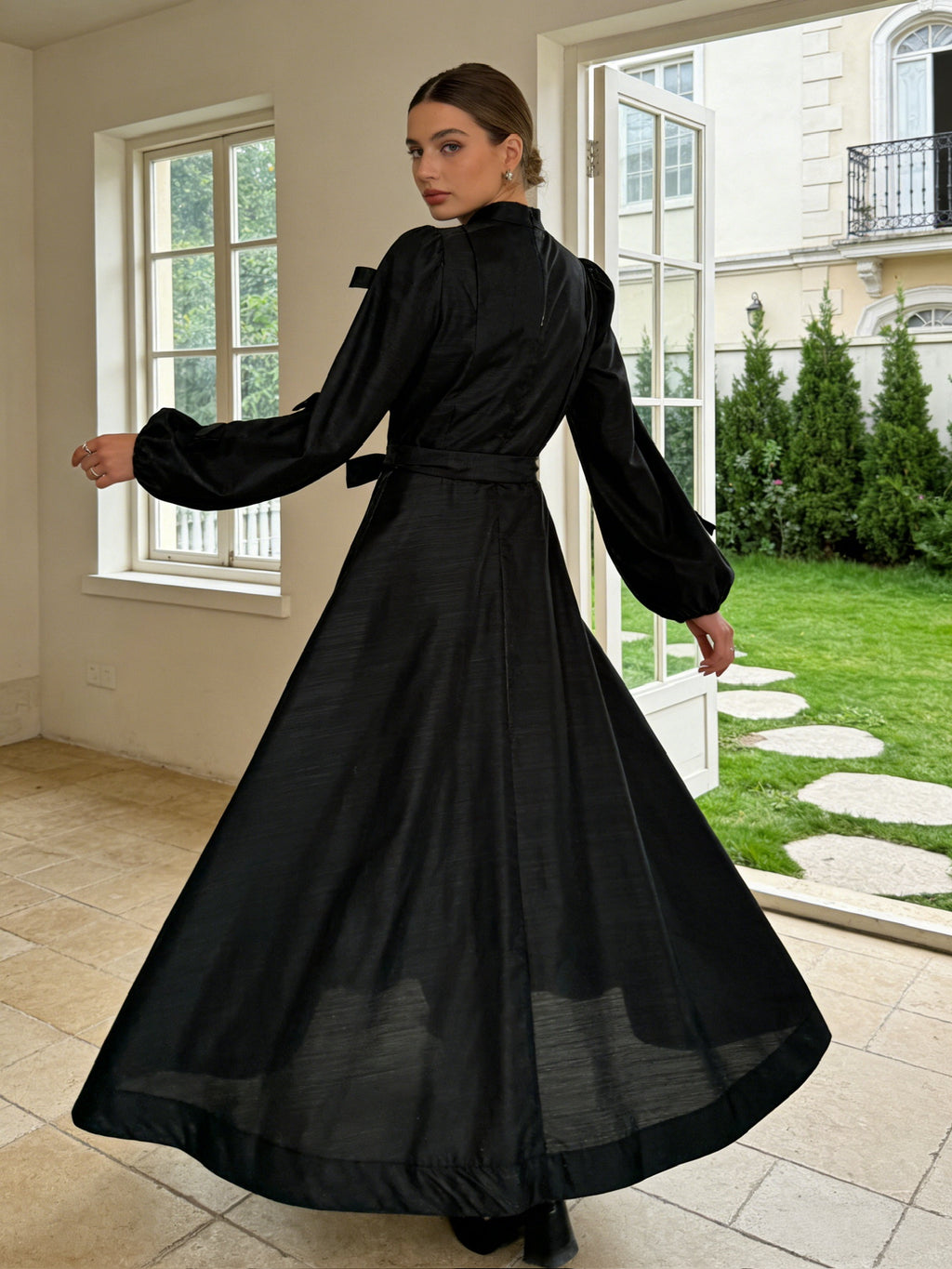 BLOOM – Robe Longue Fluide Ornée de Feuilles Appliquées