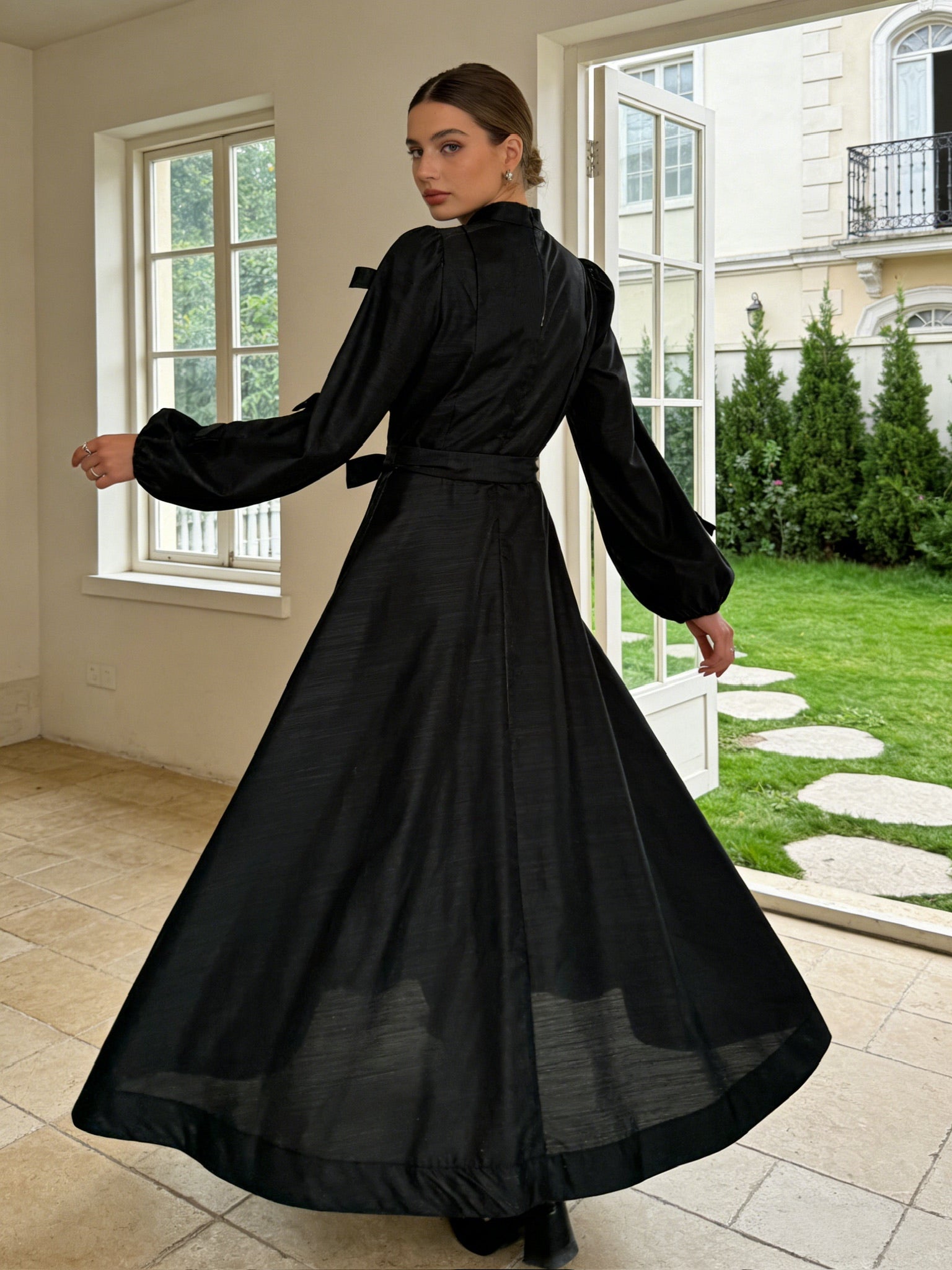 BLOOM – Robe Longue Fluide Ornée de Feuilles Appliquées