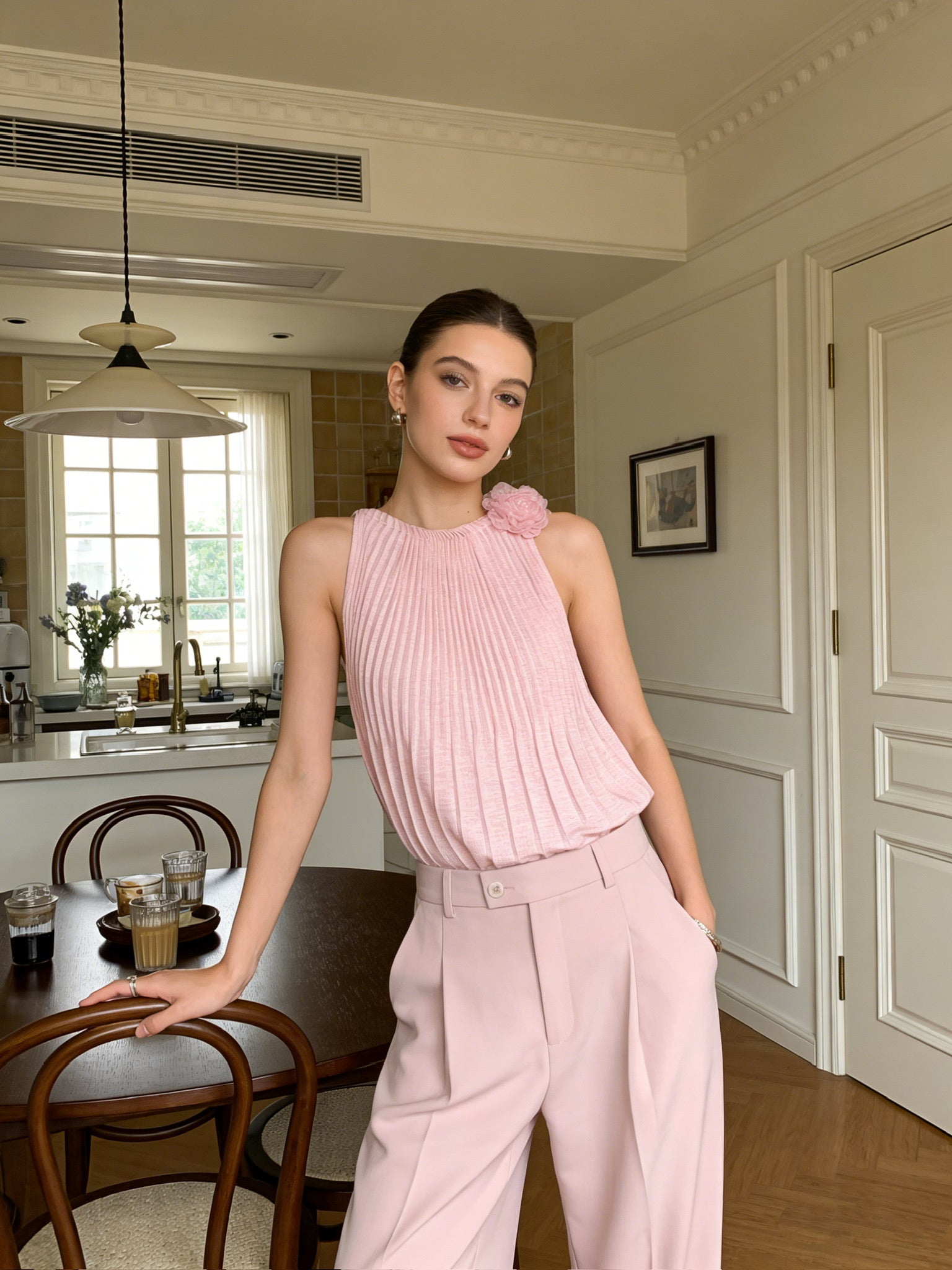 ÉCLAT 26 – Top Plissé Fleur Élégante