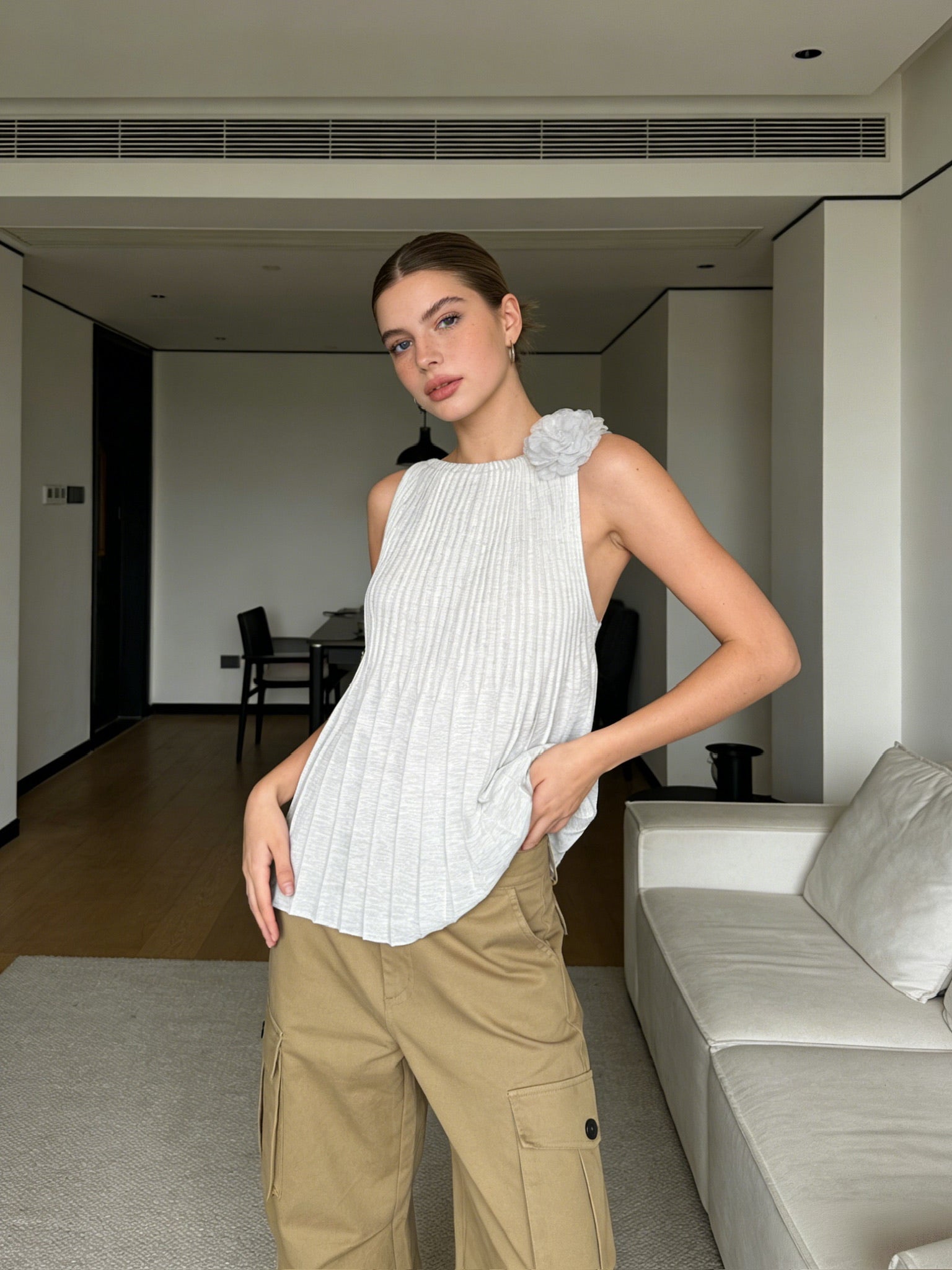 ÉCLAT 26 – Top Plissé Fleur Élégante