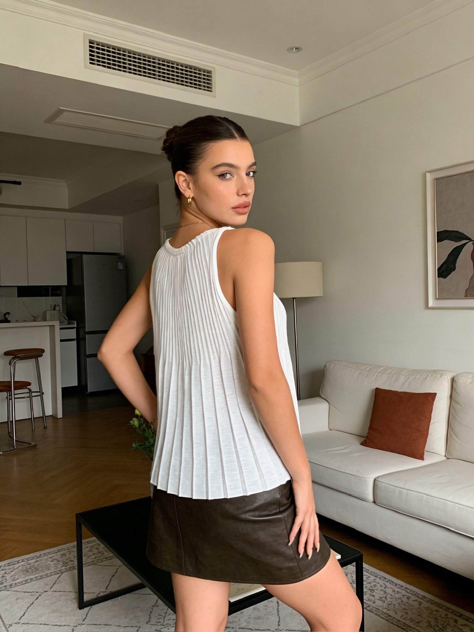 ÉCLAT 26 – Top Plissé Fleur Élégante